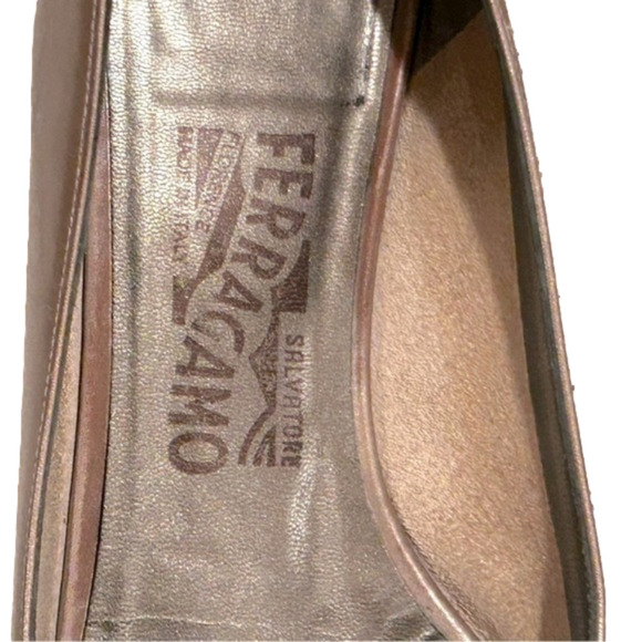 Salvatore Ferragamo Vera gold bow heeled shoe 7 1/2 - Picture 3 of 9